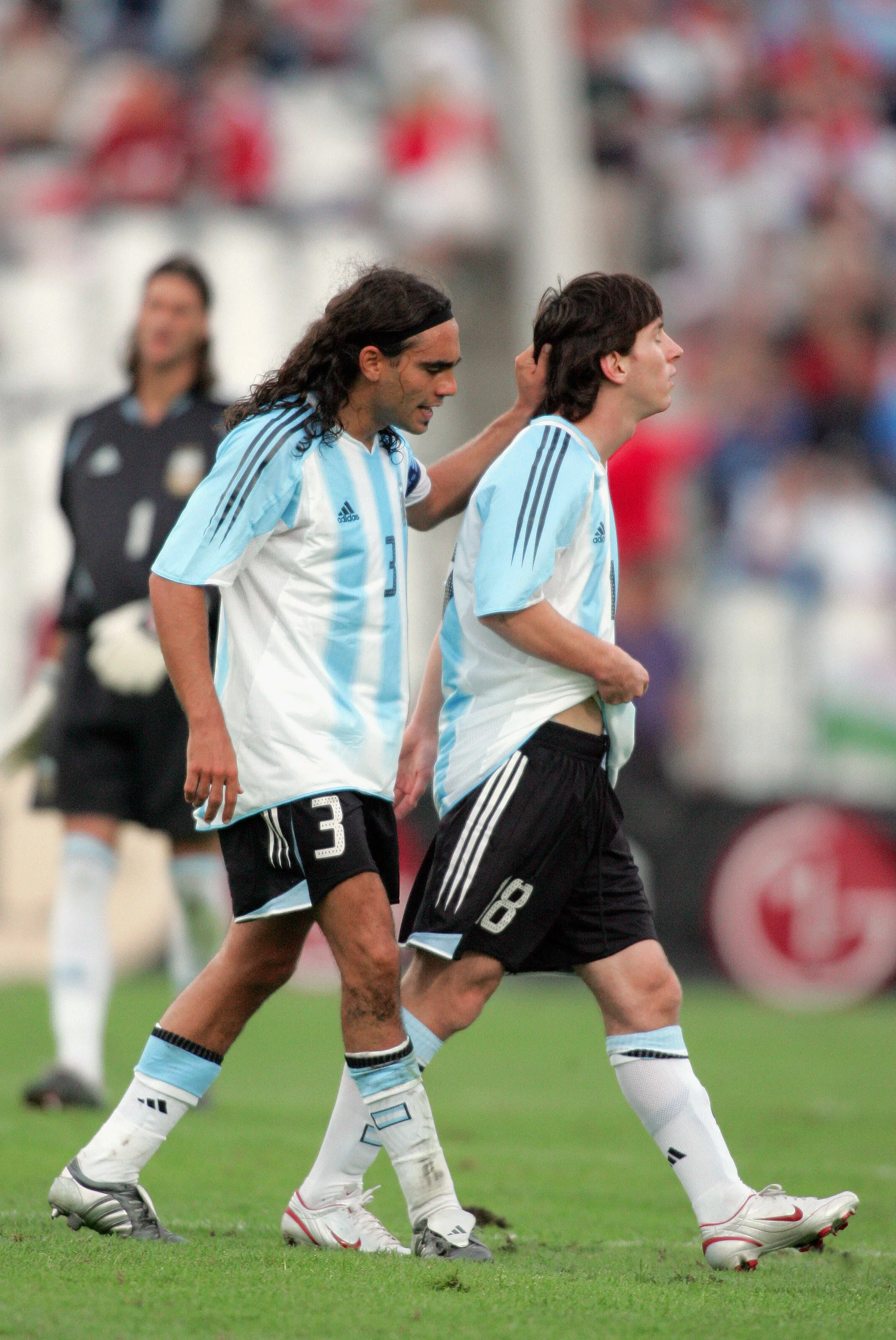 Messi expulsado ante Hungría es consolado por Sorín.