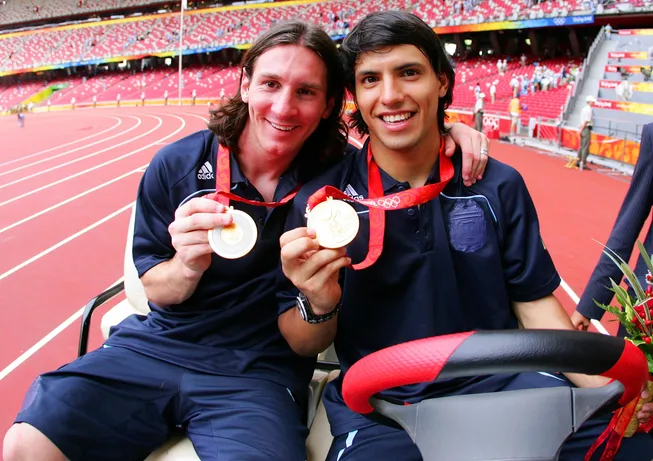 Messi celebra junto al Kun Agüero el oro olímpico.