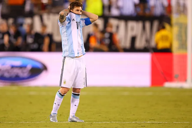 Messi lamenta su penal errado ante Chile.