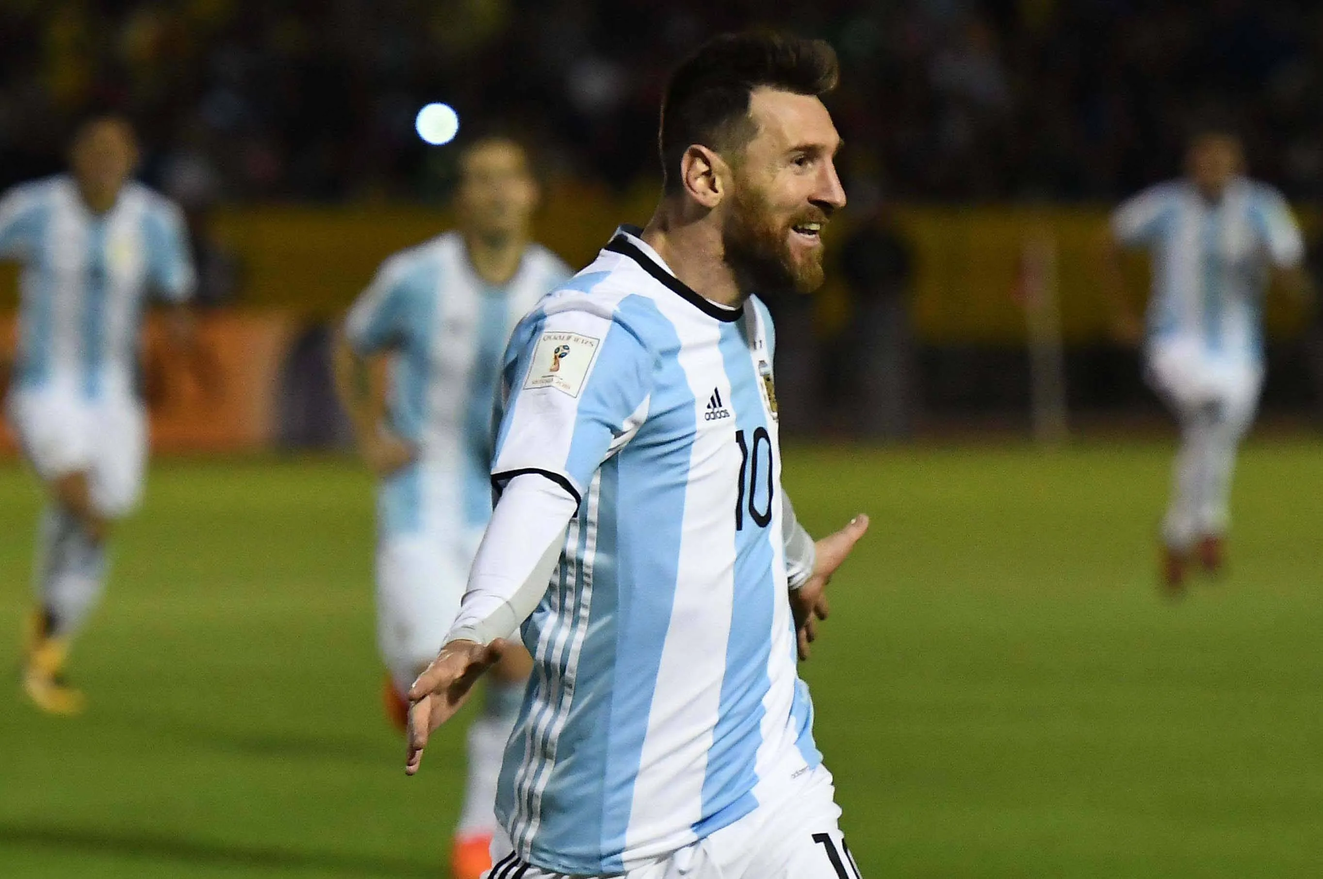 Messi celebra su triplete ante Ecuador.