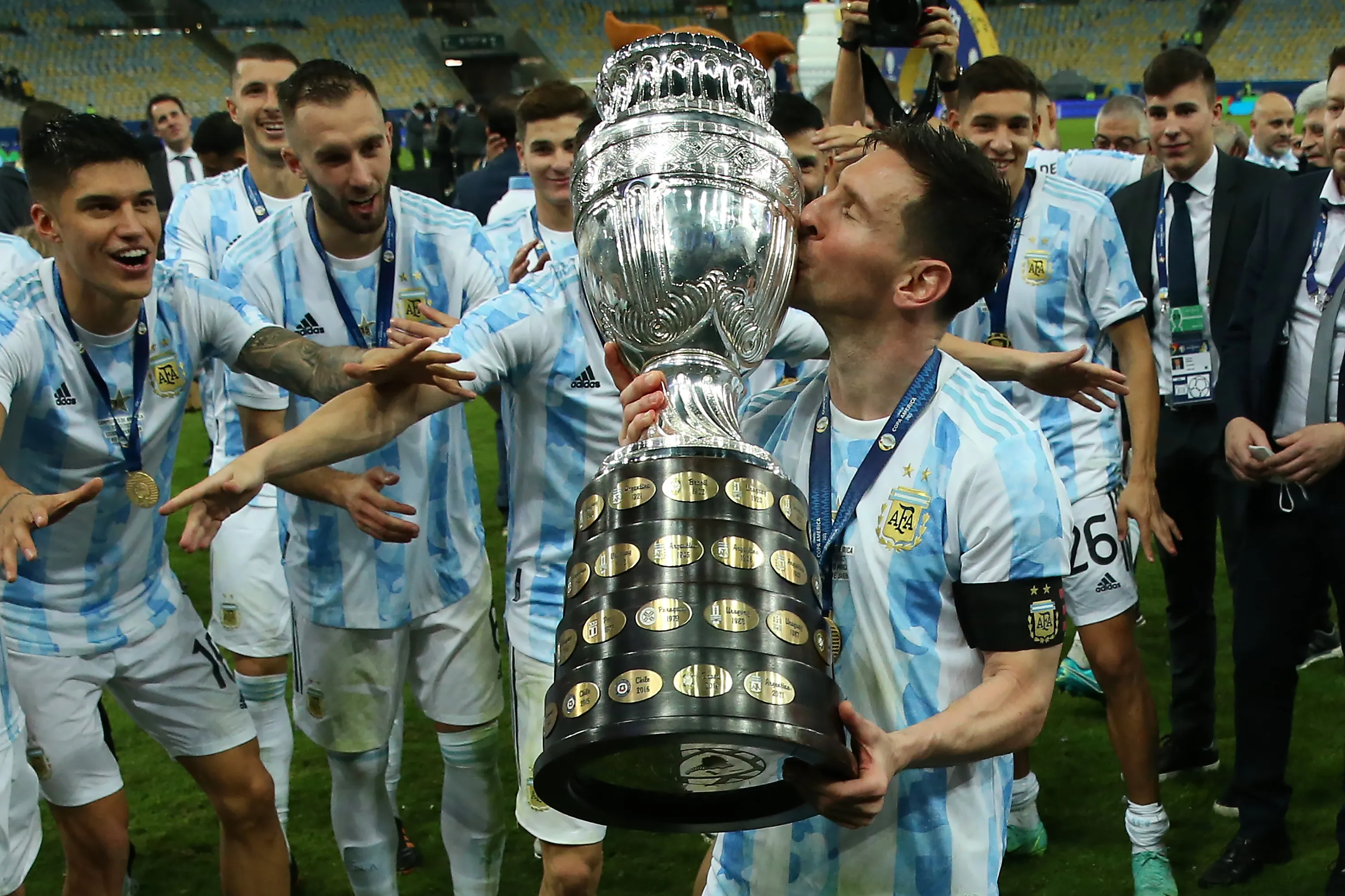Lionel Messi celebra su primera Copa América con Argentina.