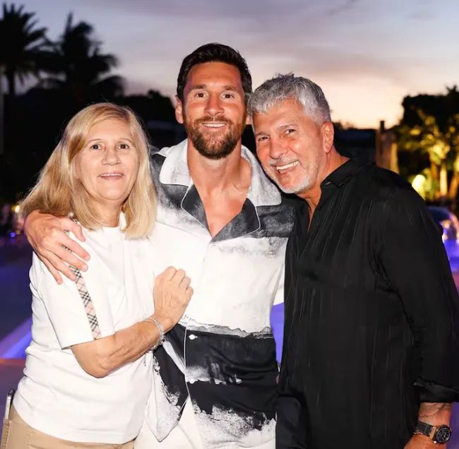 Lionel Messi, junto a su madre Celia y su padre Jorge.
