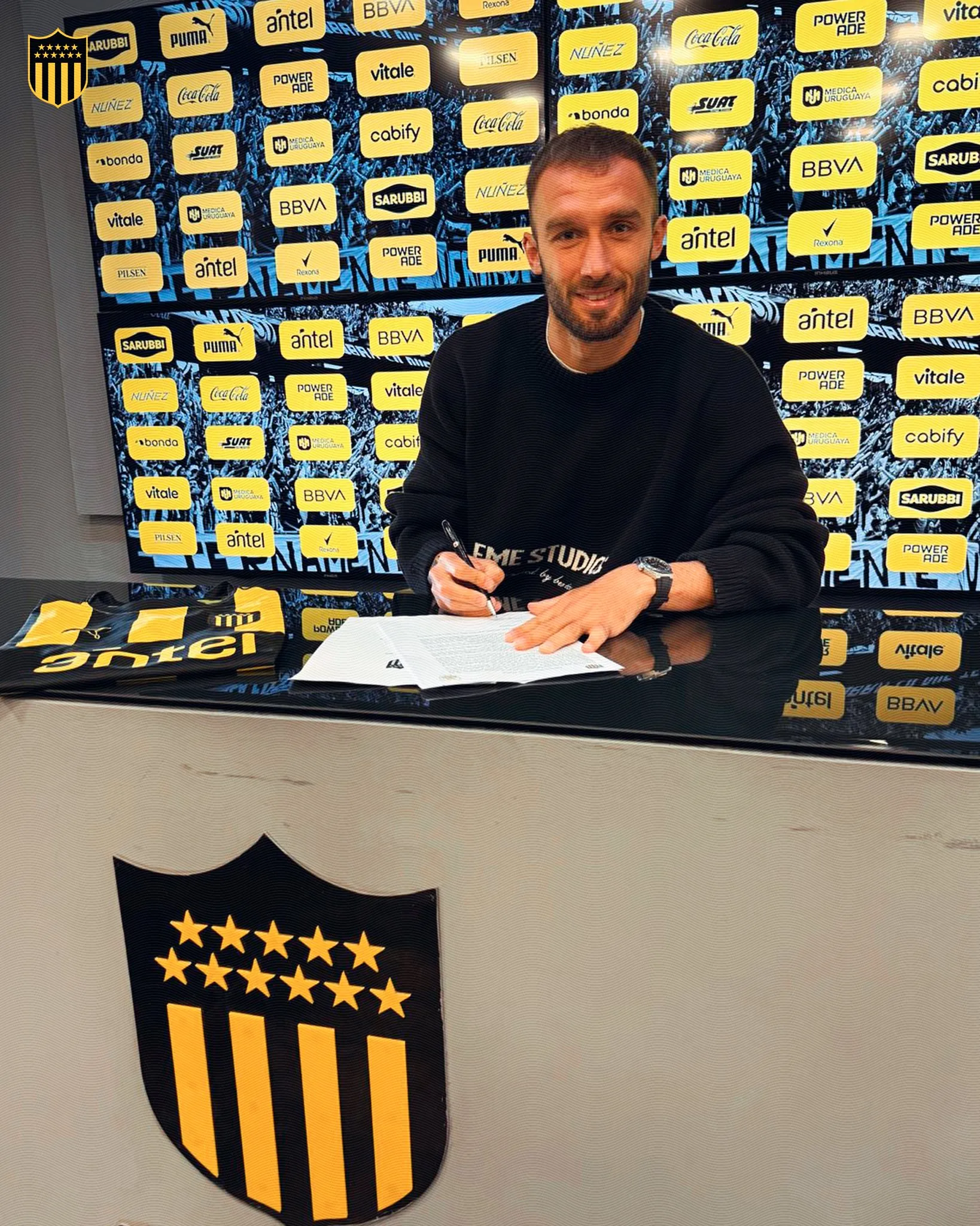 Pezzella firmó contrato hasta diciembre de 2027. (Foto: Prensa Peñarol).