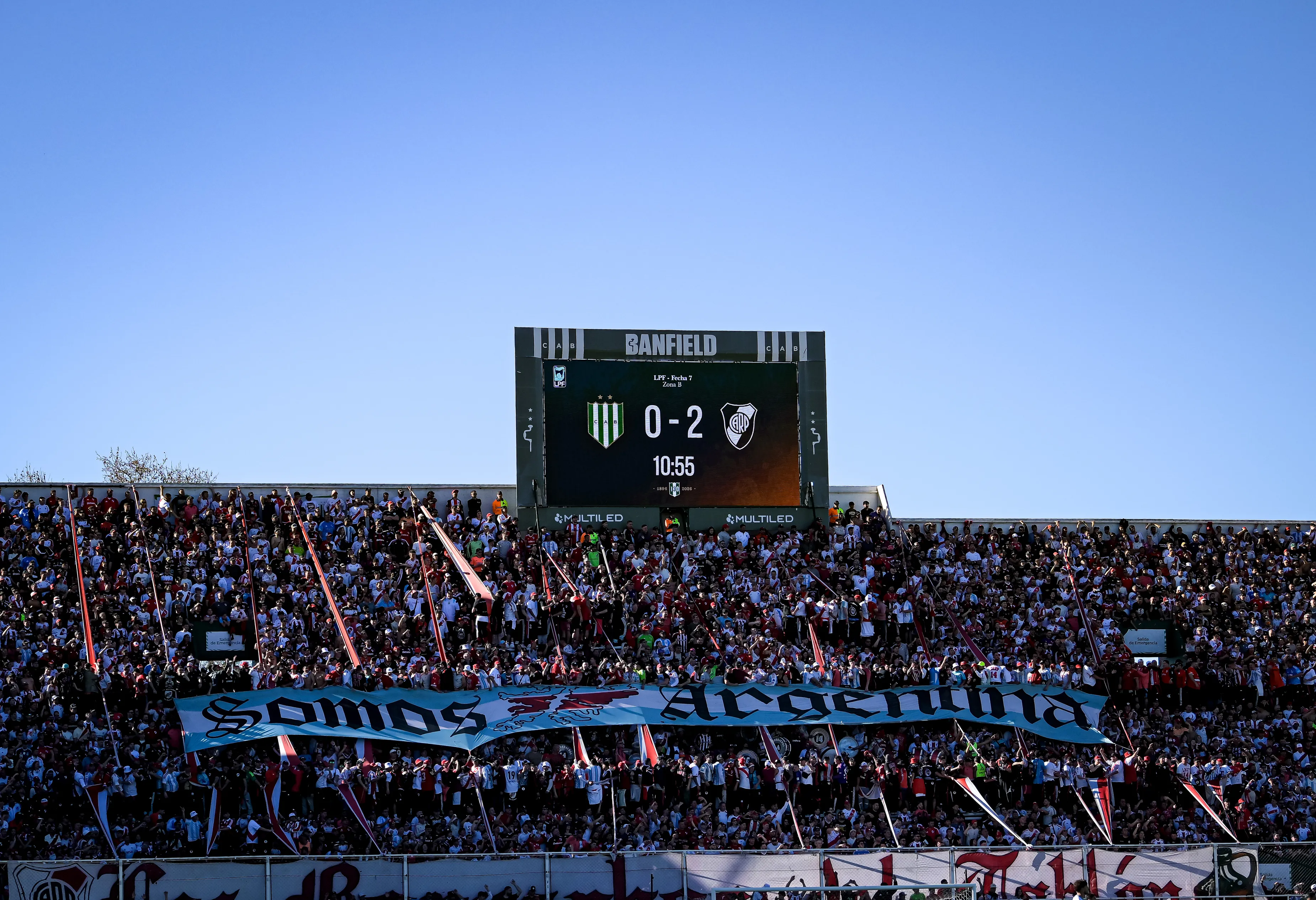 River llevó visitantes a Banfield. (Getty).