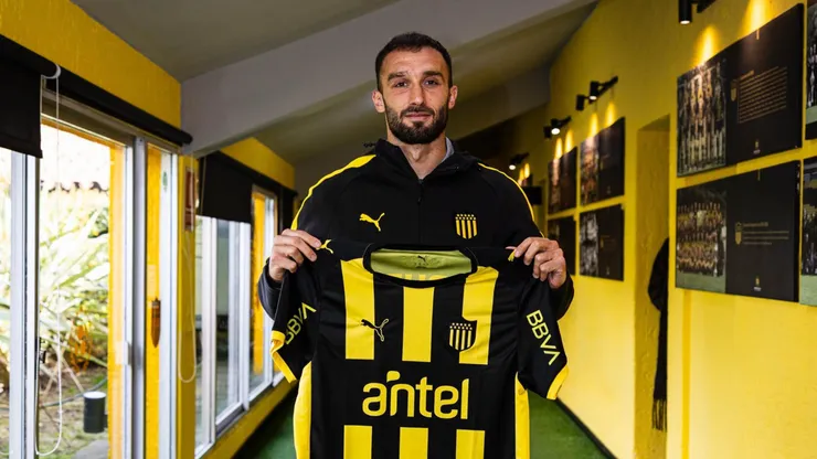 Germán Pezzella, en su presentación en Peñarol.