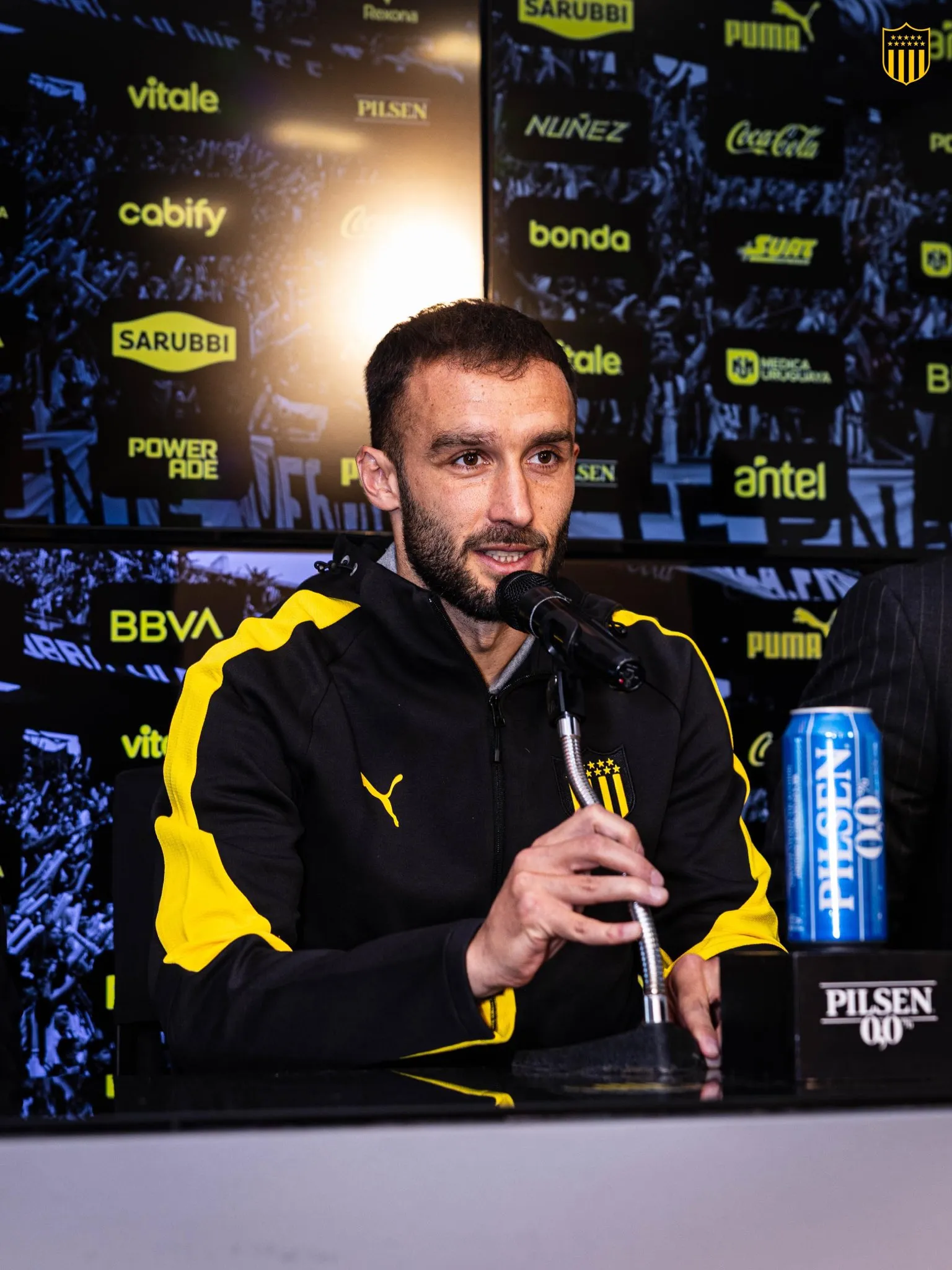 Germán Pezzella, en su presentación en Peñarol. (@OficialCAP)