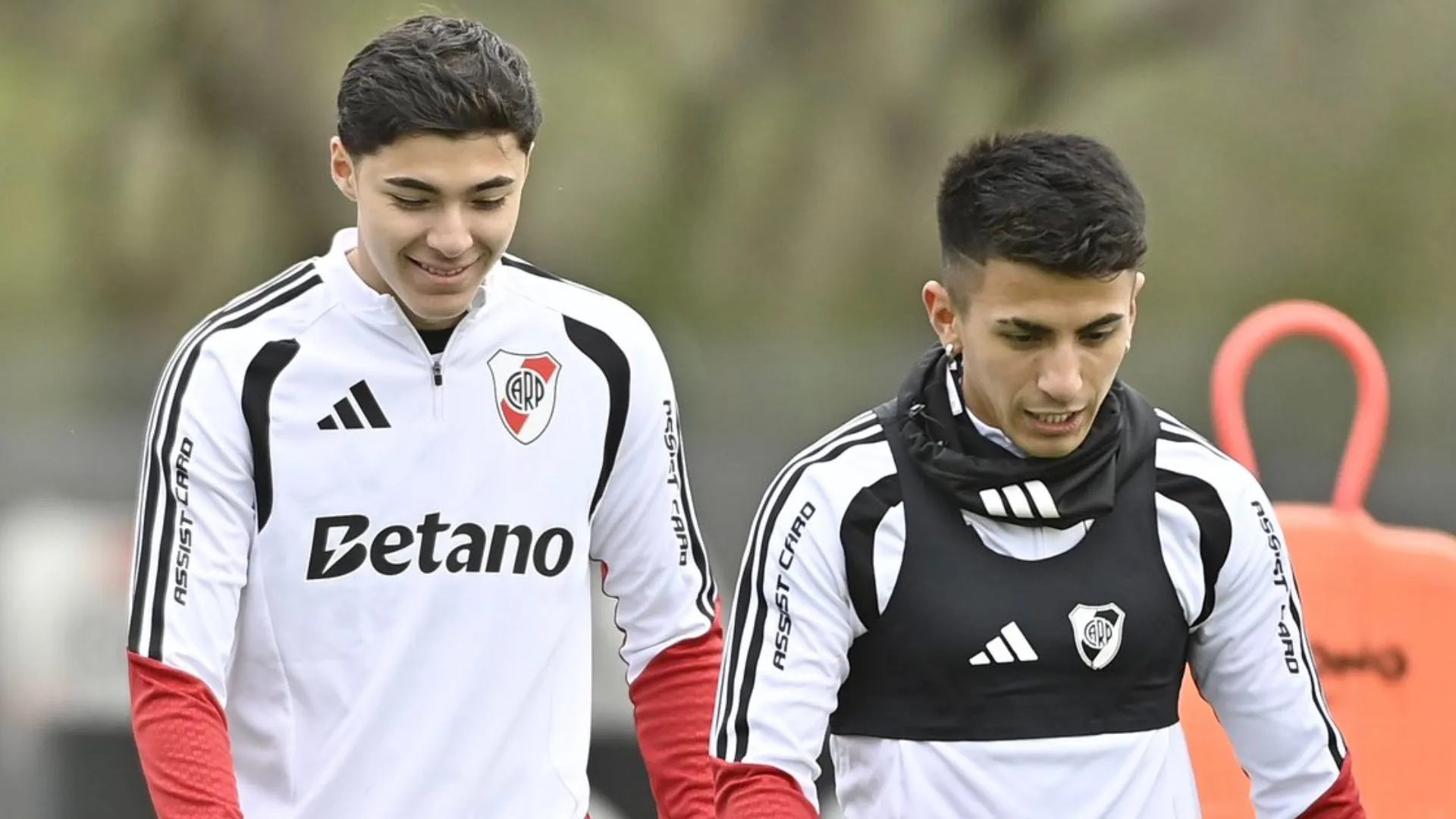 Tobías Andrada y Thiago Almada. (Foto: Prensa River).