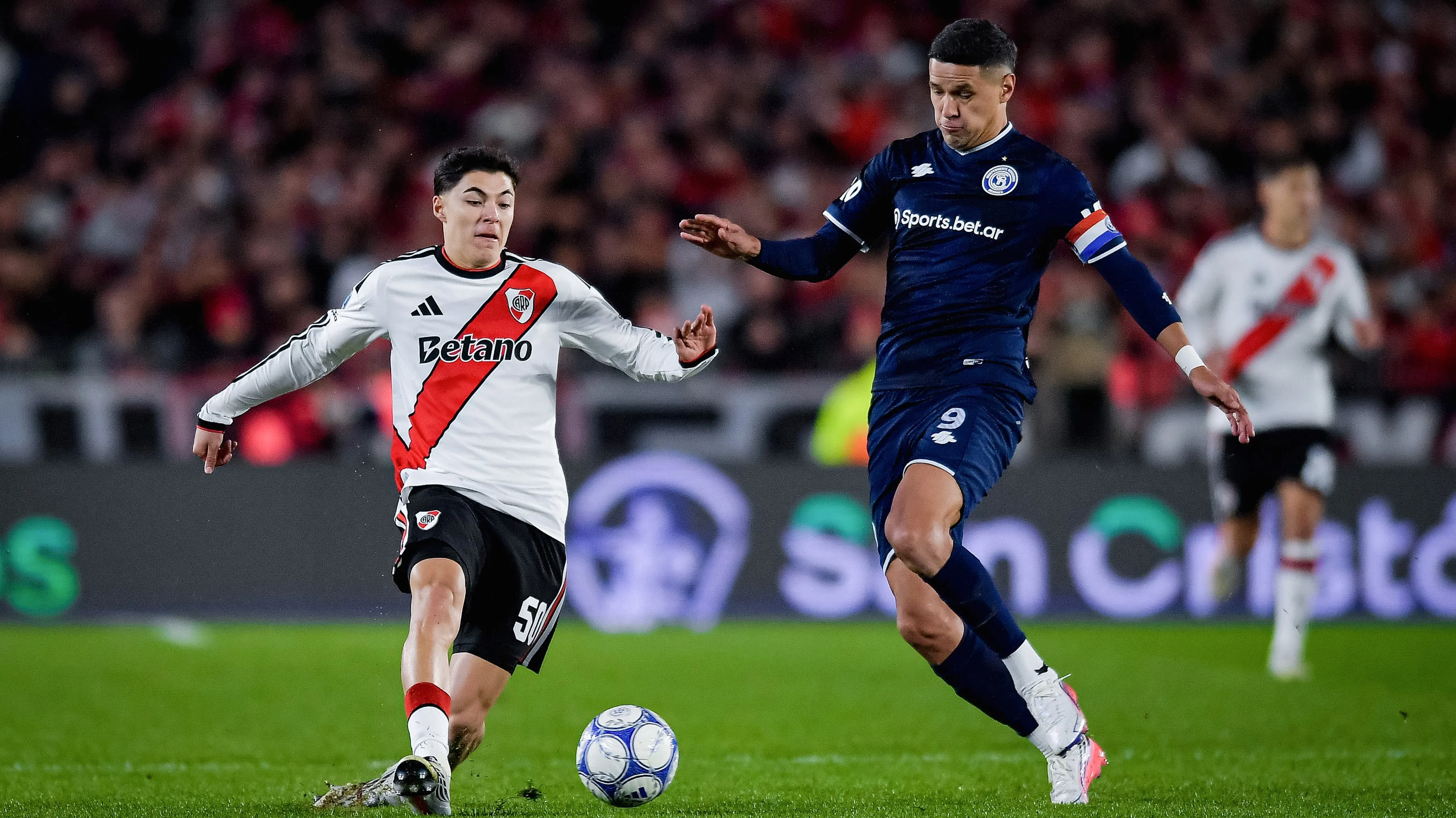 Andrada disputa la pelota con Arce. (Foto: Getty)