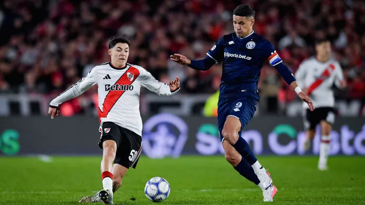 Tobías Andrada disputa la pelota con Álex Arce.