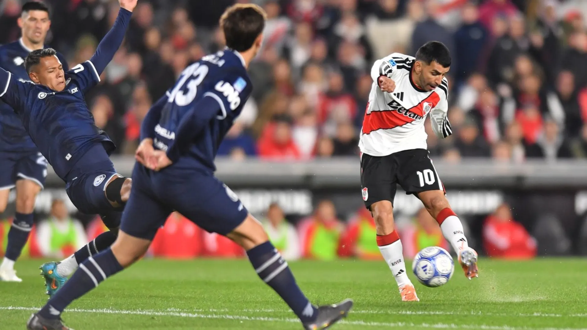Uno de los intentos de Ángel Correa. (Foto: Prensa River)