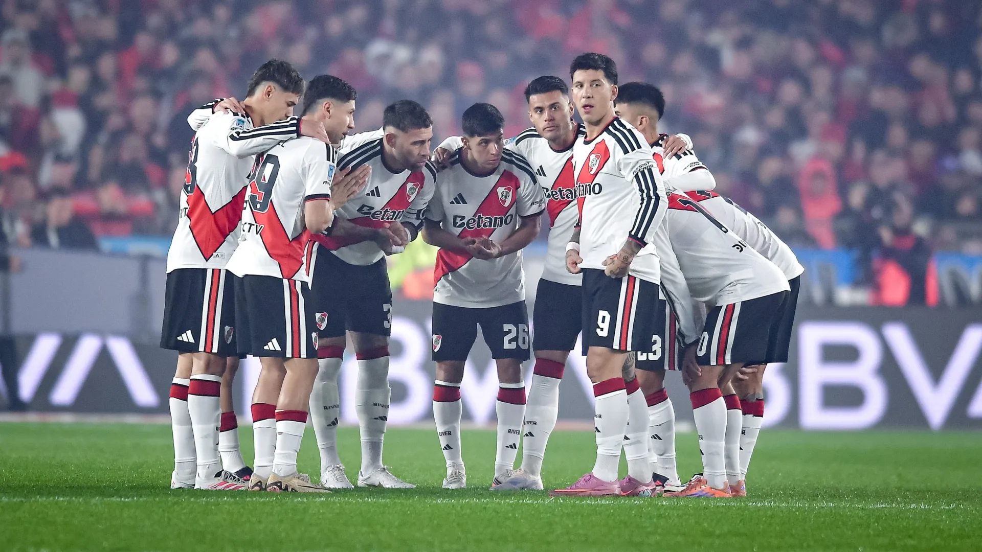 Los titulares de River ante Independiente Rivadavia.