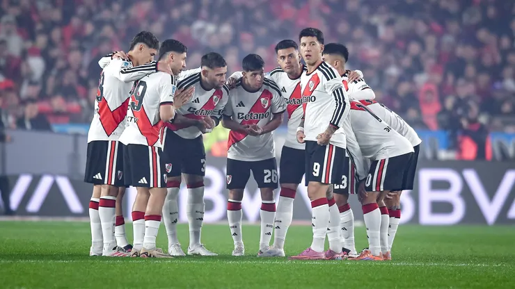 Los titulares de River ante Independiente Rivadavia.