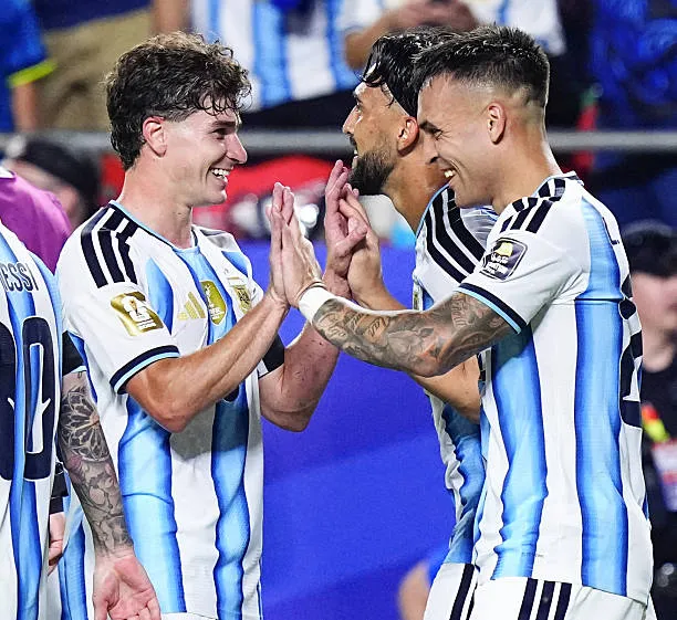 Lautaro Martínez y Julián Álvarez, en la Selección Argentina. (Getty Images)