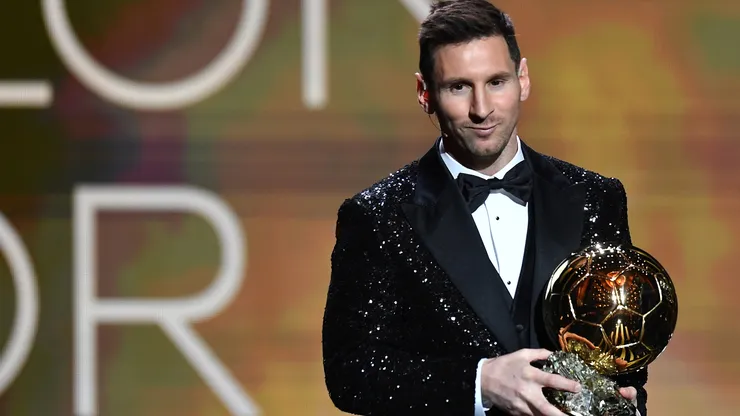 Lionel Messi con el Balón de Oro.