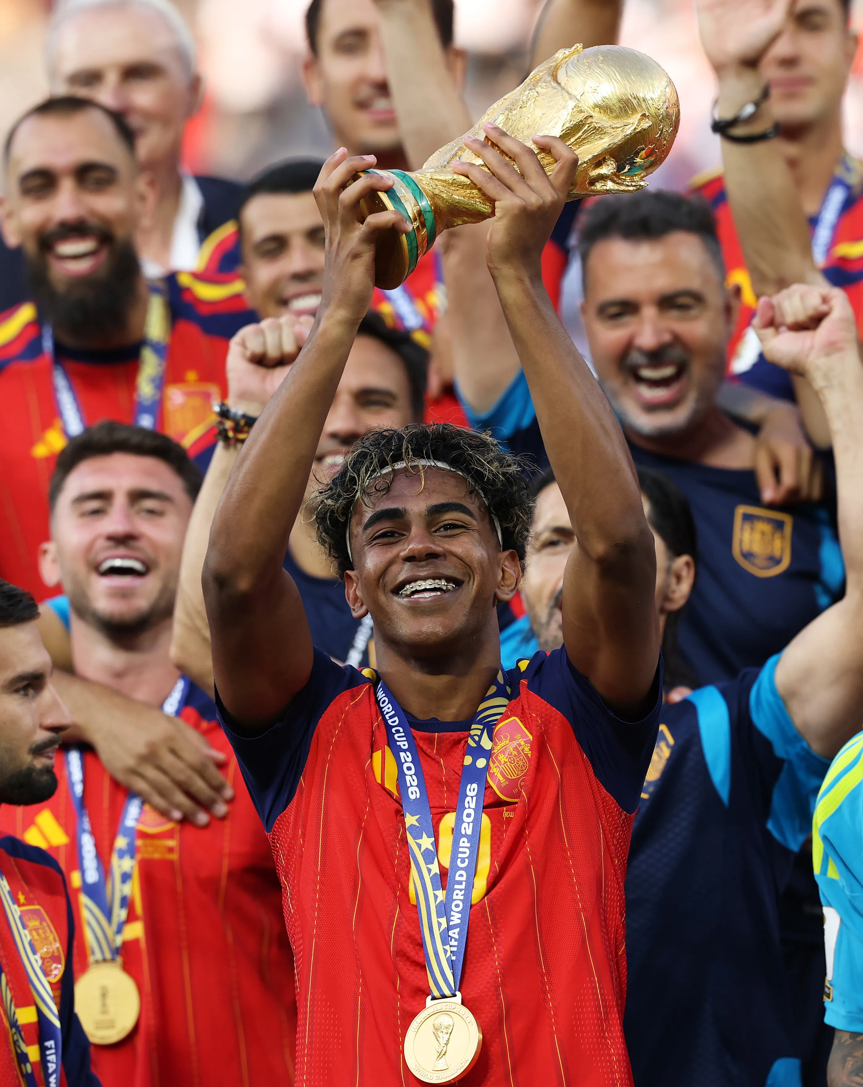 Lamine Yamal con la Copa del Mundo. (Foto: Getty).