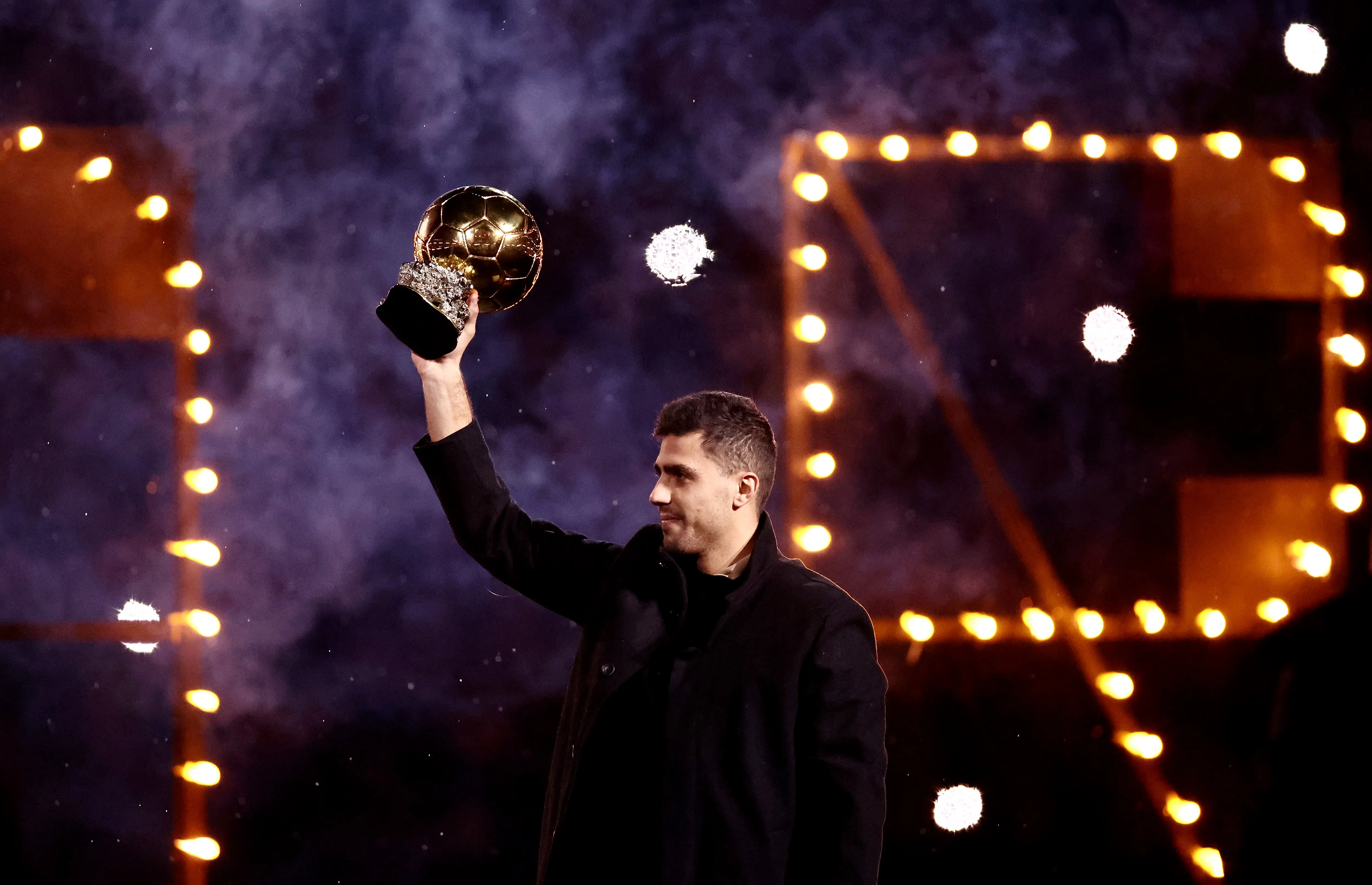 Rodri exhibe su Balón de Oro obtenido en 2024 (Getty)