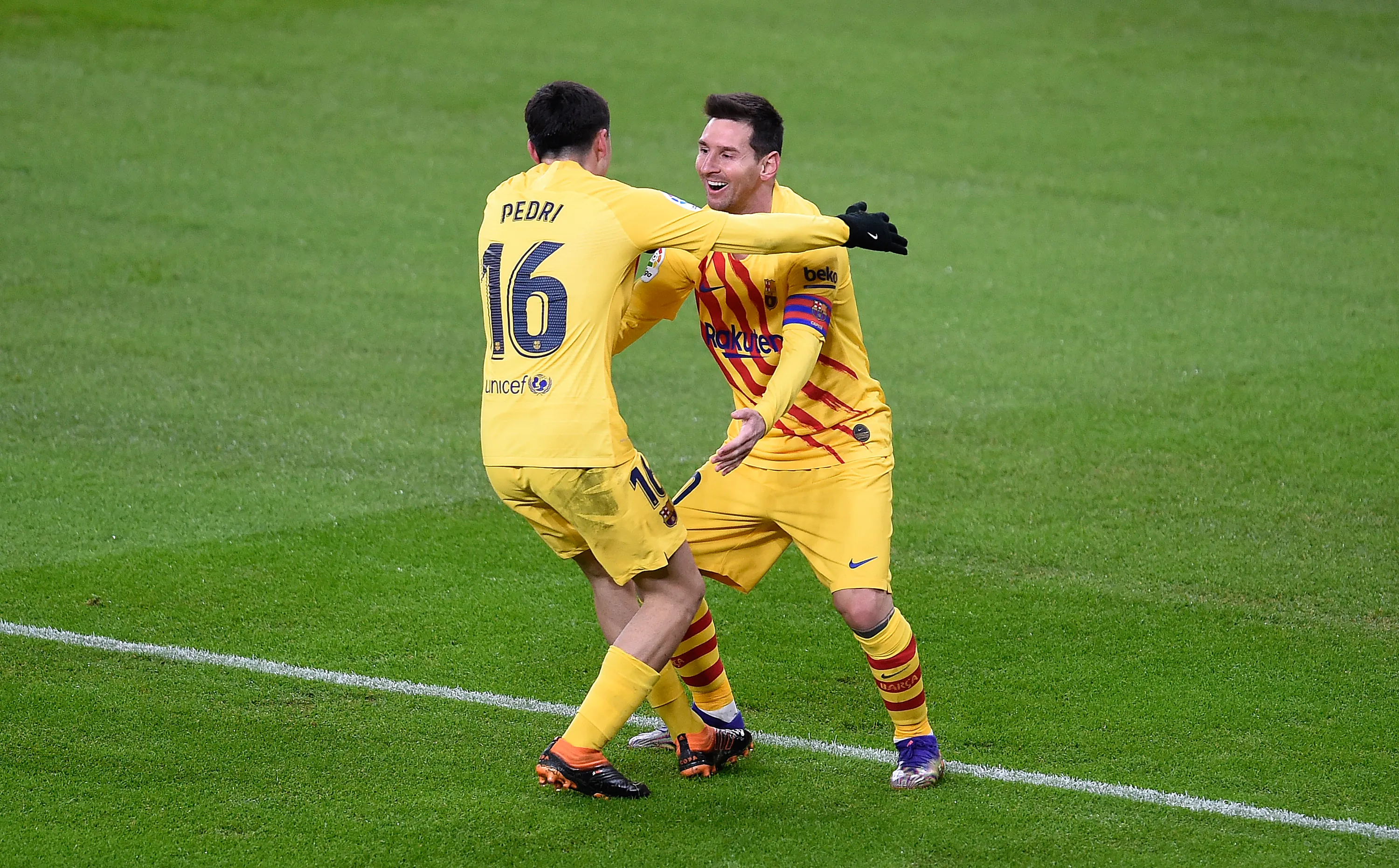 Messi y Pedri. (Foto: Getty).