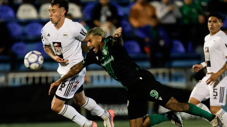 Duelo áspero entre Deportivo Riestra y Banfield.