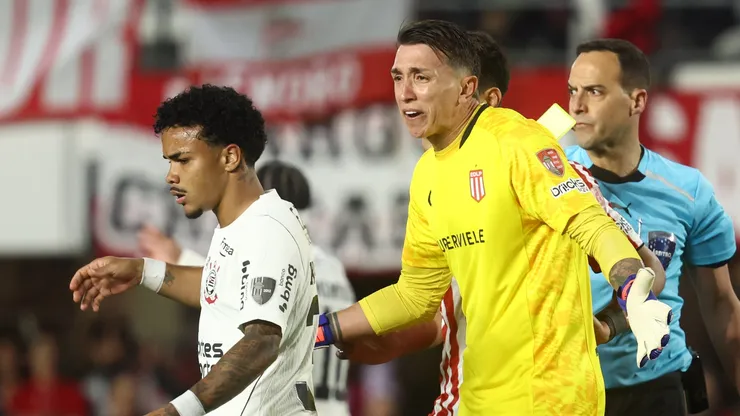 Estudiantes recibe a Corinthians.