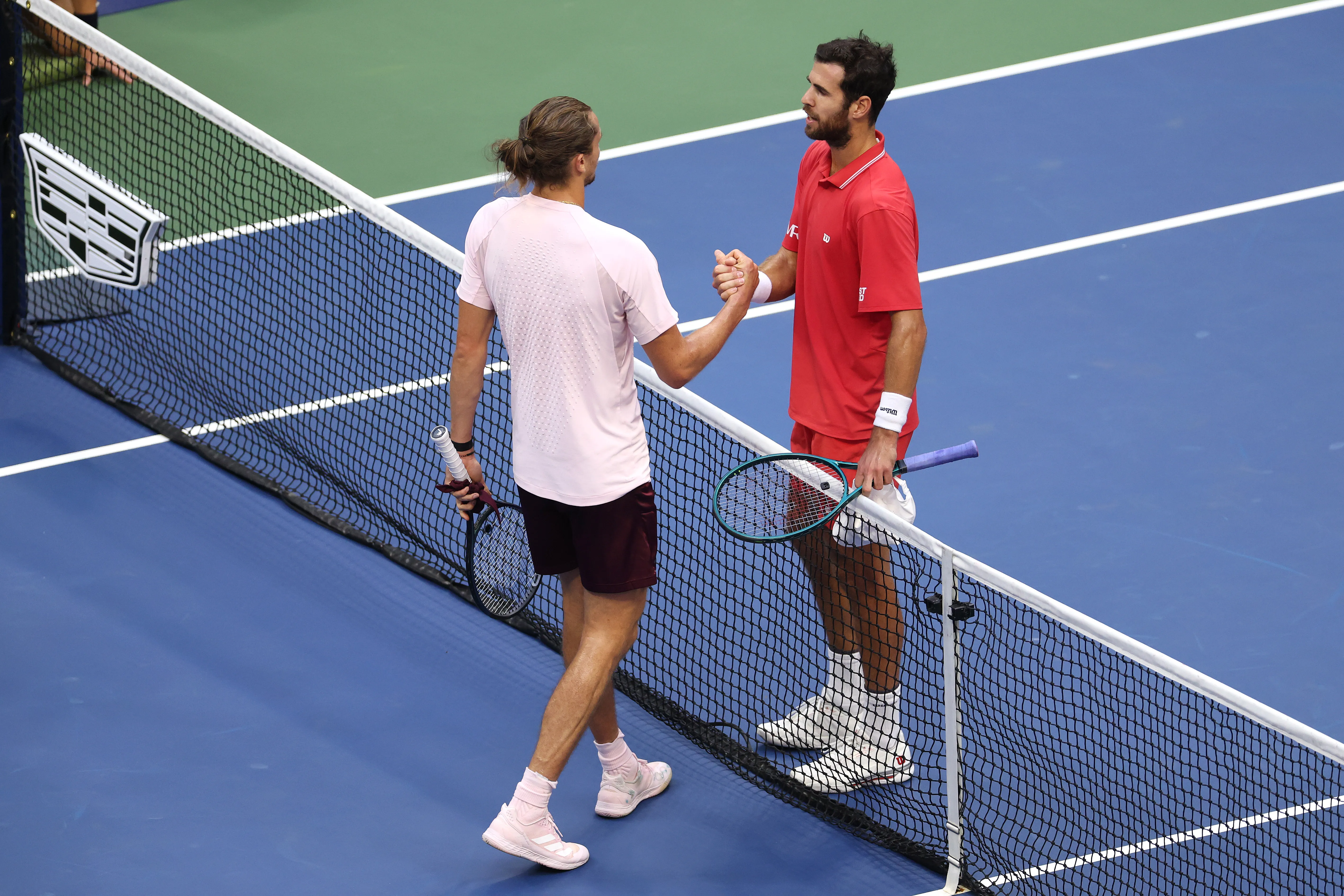 Zverev y Khachanov se saludan tras la victoria del alemán. (Foto: Getty).