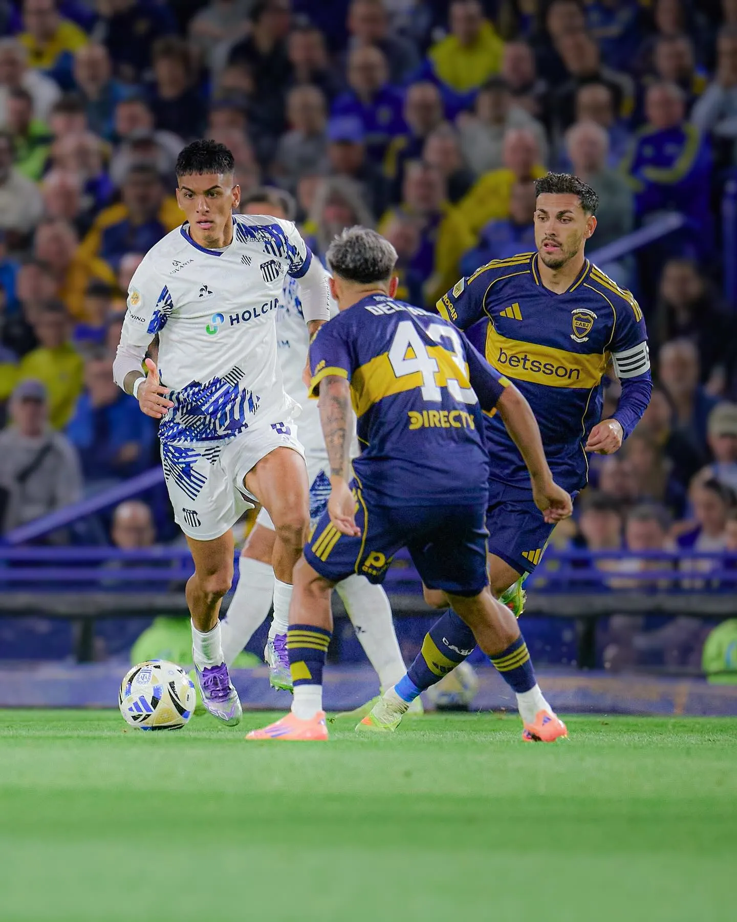 Matías Galarza, futbolista de Talleres en La Bombonera. (@MatiGalarza25)