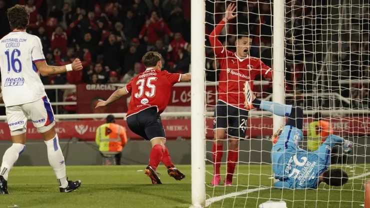 Arrayago festejando el 1-0 de Independiente.