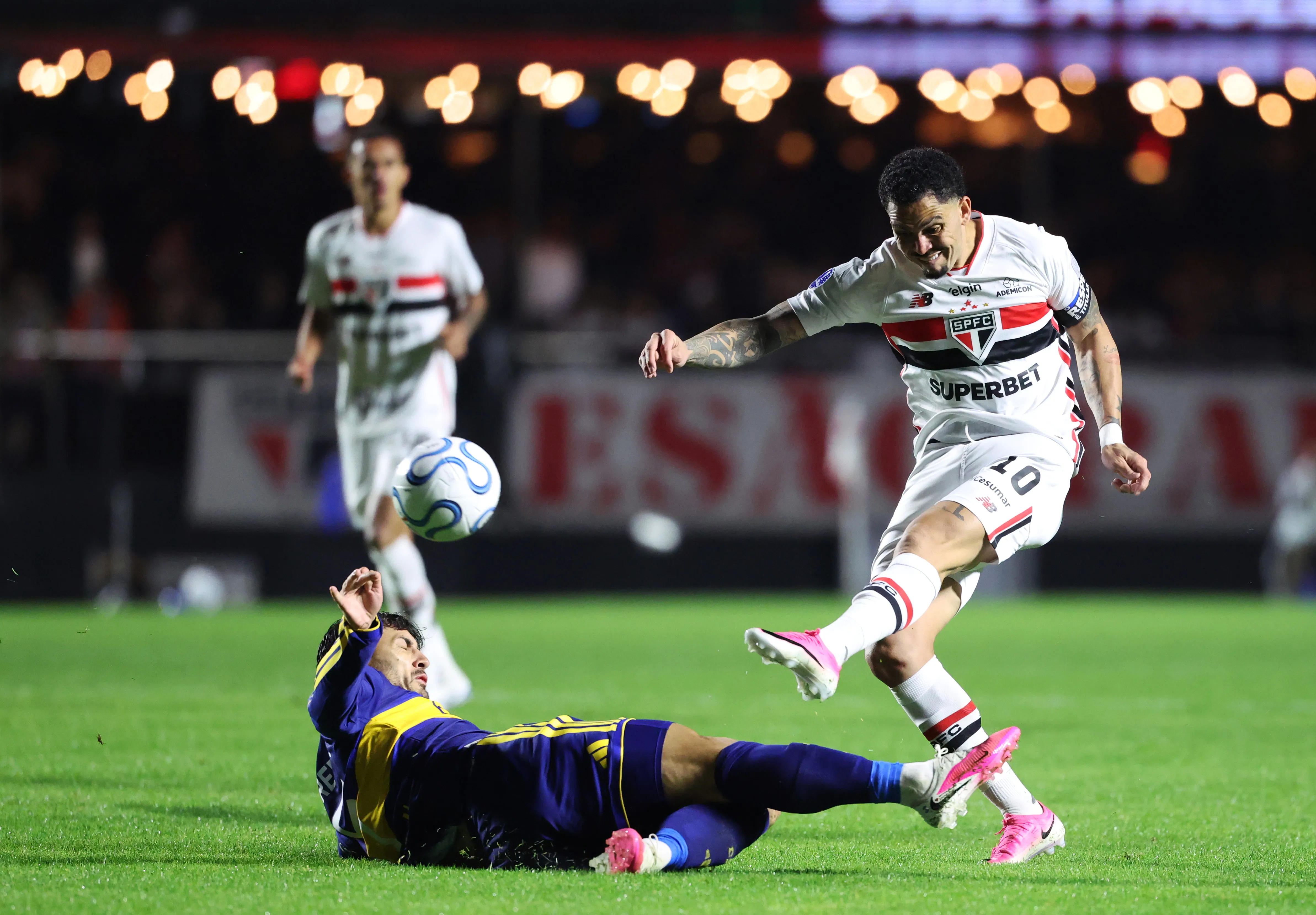 Paredes dejando todo ante Sao Paulo. (Foto: Getty).