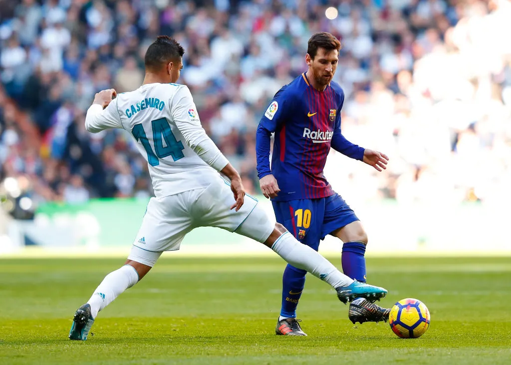 Lionel Messi y Casemiro, en Barcelona – Real Madrid. (Getty Images)