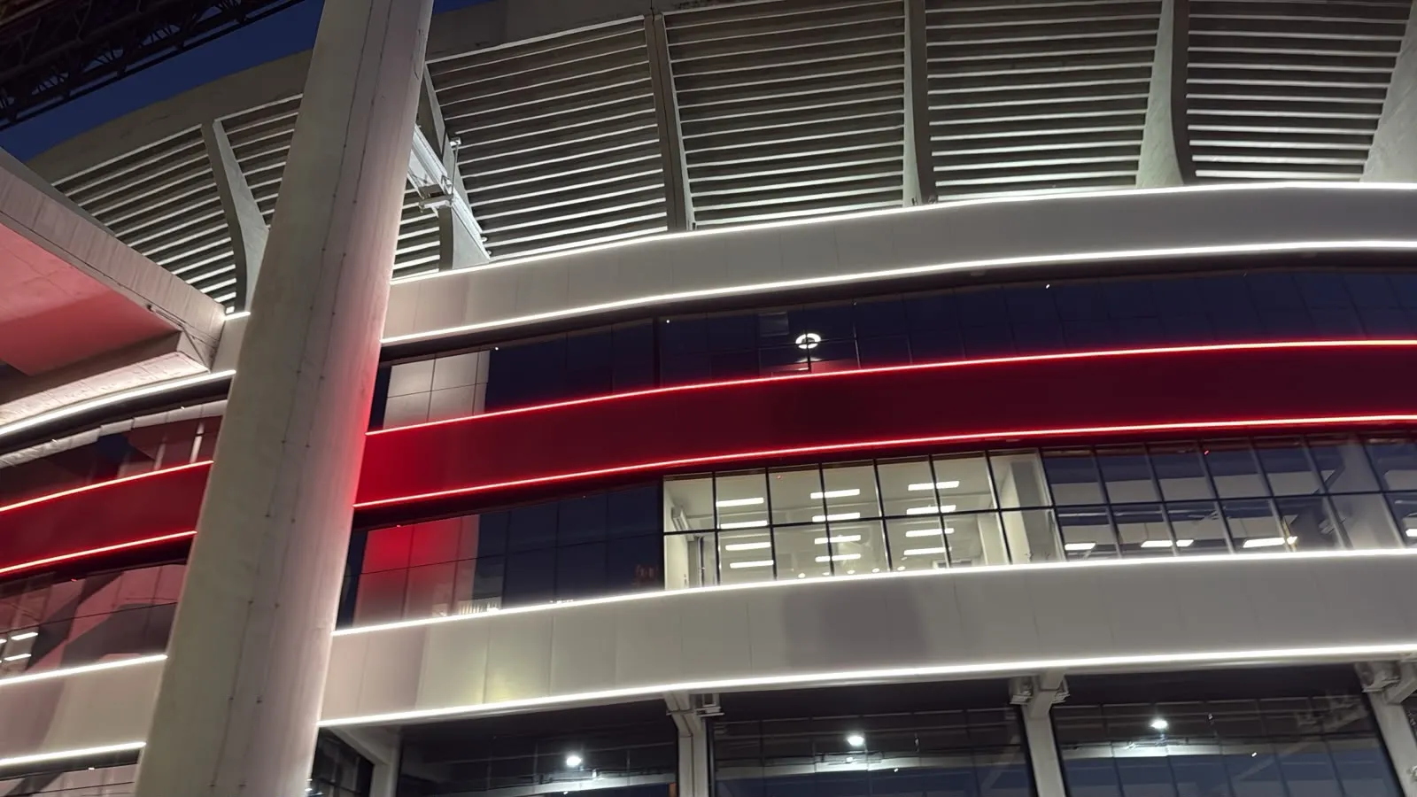 Así luce la fachada del Estadio Monumental.
