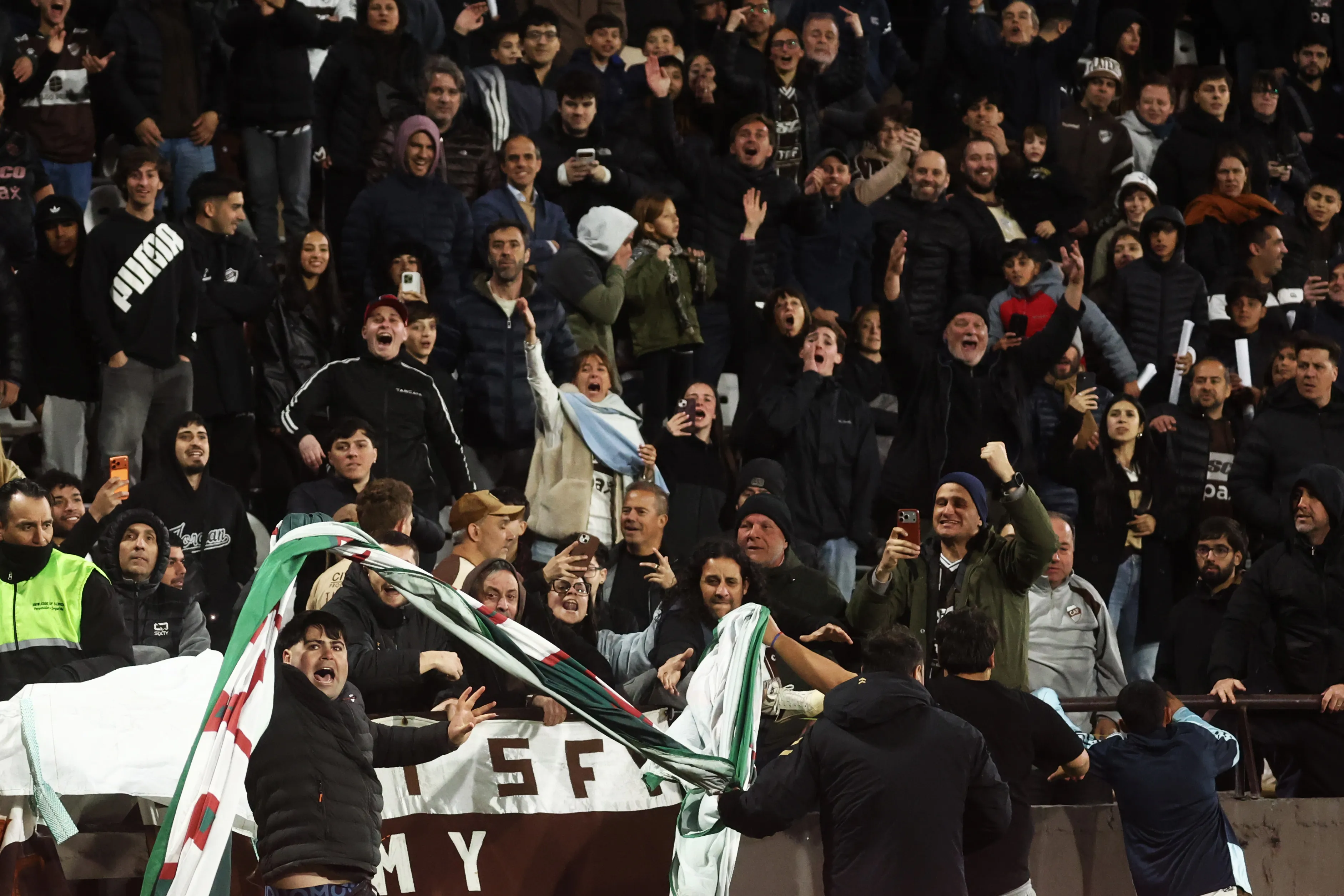 Imágenes del descontrol post Platense – Fluminense (Getty)