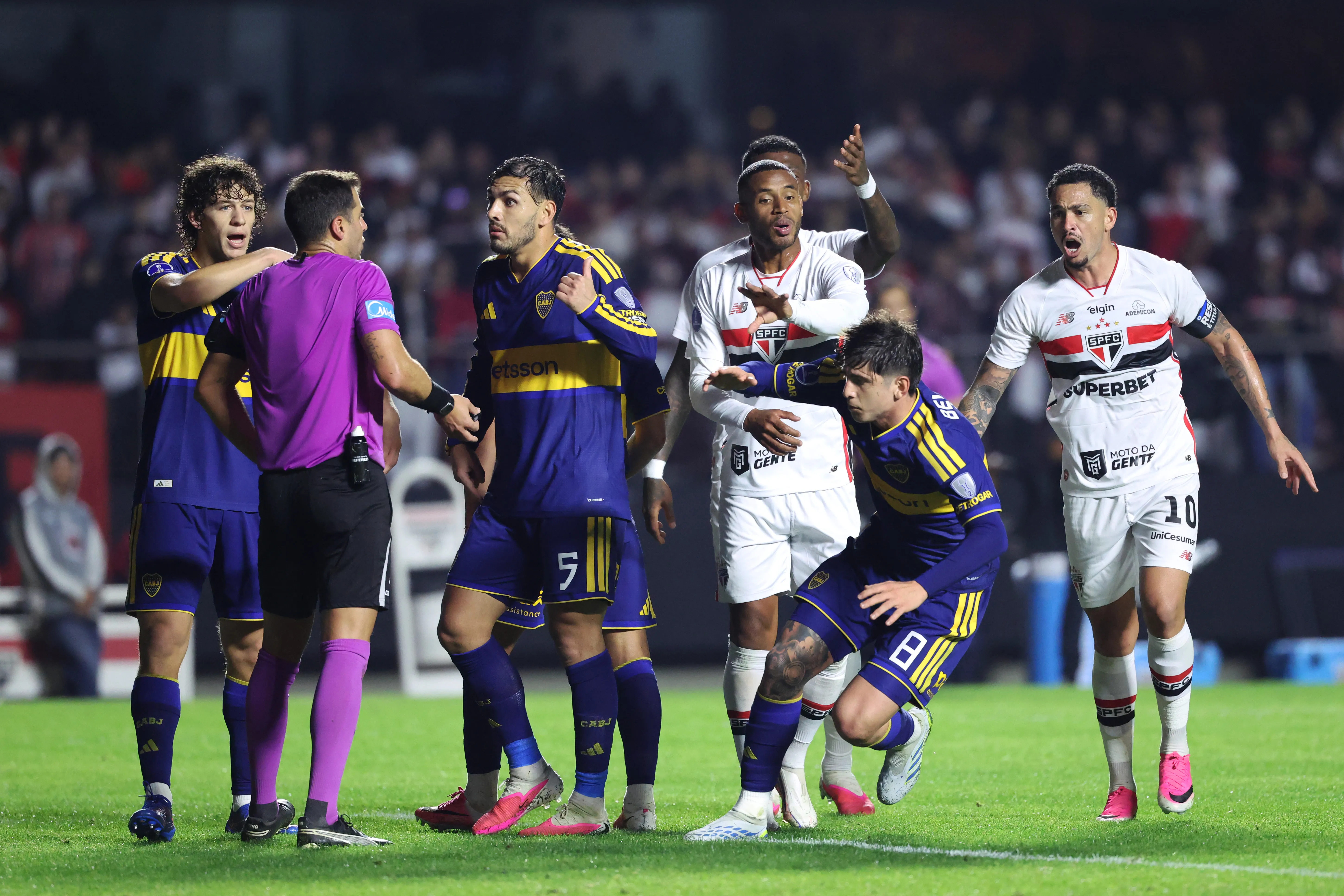 Herrera y Paredes discuten con el árbitro. (Foto: Getty).