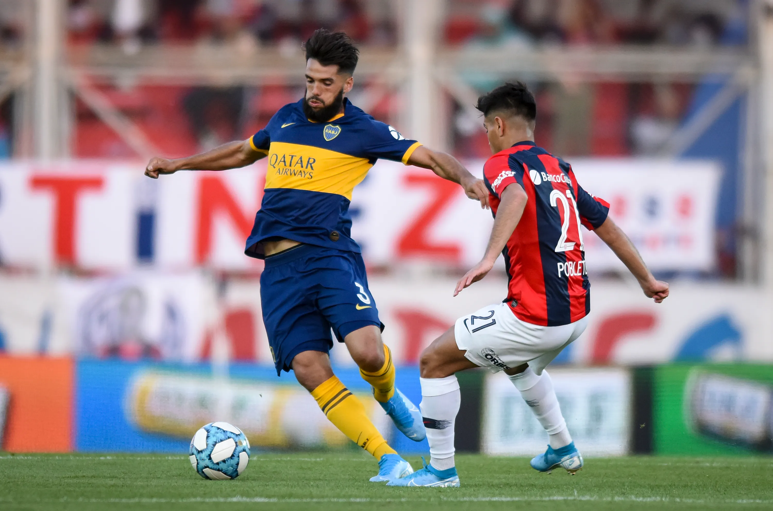 Emmanuel Mas jugando para Boca contra San Lorenzo. (Foto: Getty).