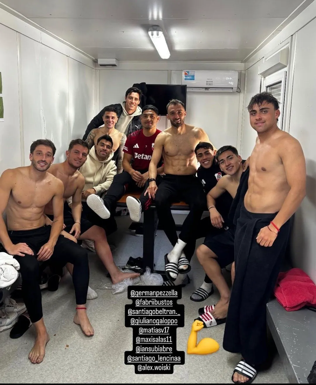 Los futbolistas de River en el container de Cantilo.
