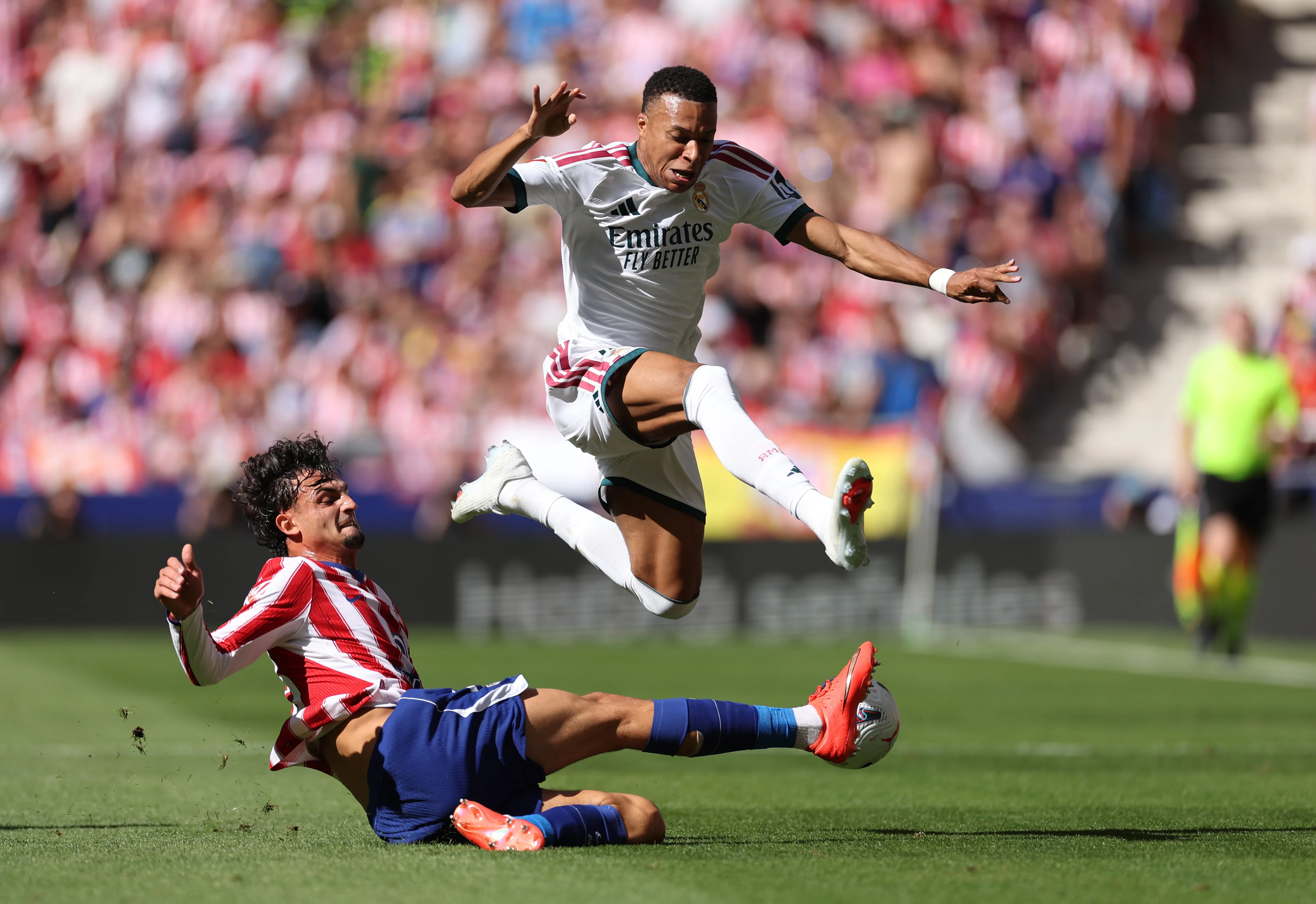 Marc Pubill realiza una barrida ante Kylian Mbappé (Getty Images)