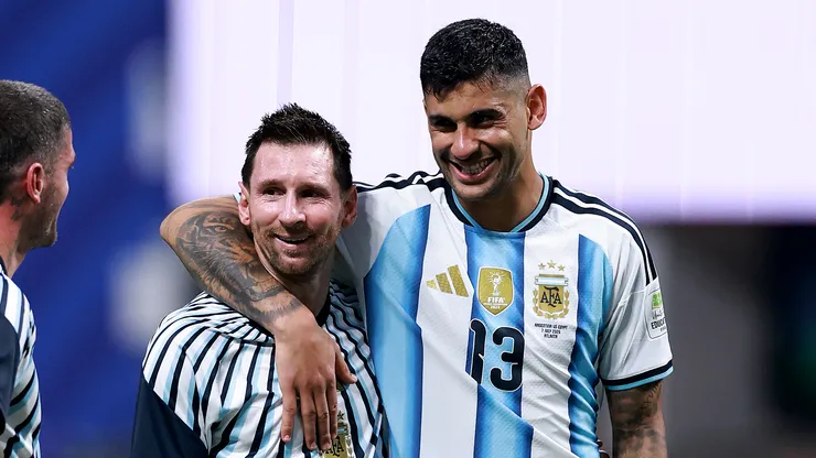 Cristian Romero abraza a Lionel Messi en la Selección Argentina