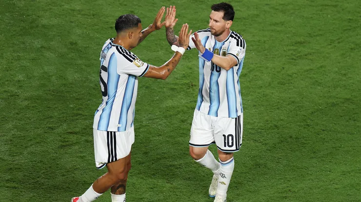 Facundo Medina junto a Lionel Messi.