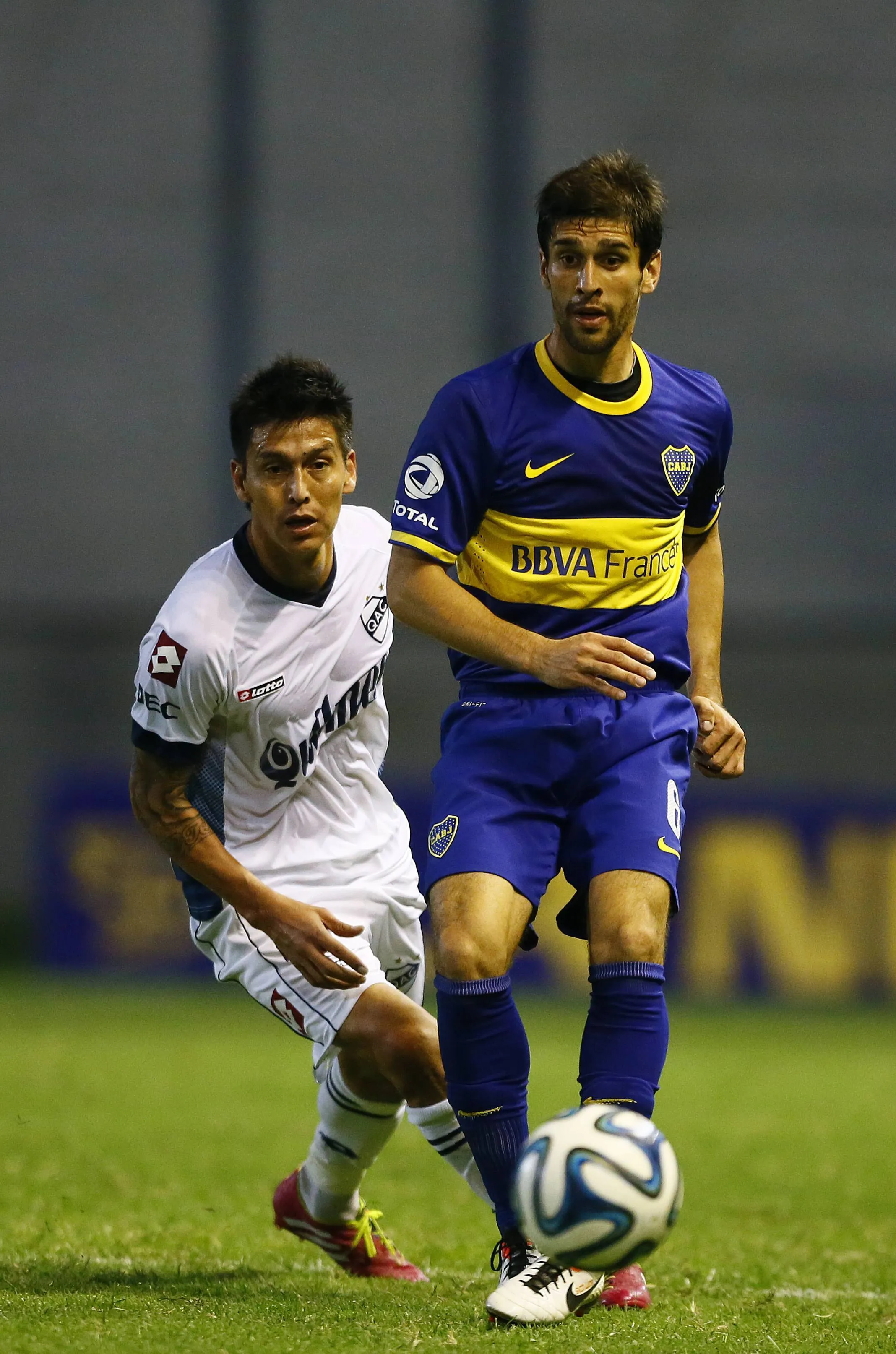 Juan Forlín ante Quilmes. (Foto: Imago).