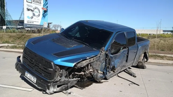 La camioneta de Gastón Ávila terminó con daños tras un accidente.