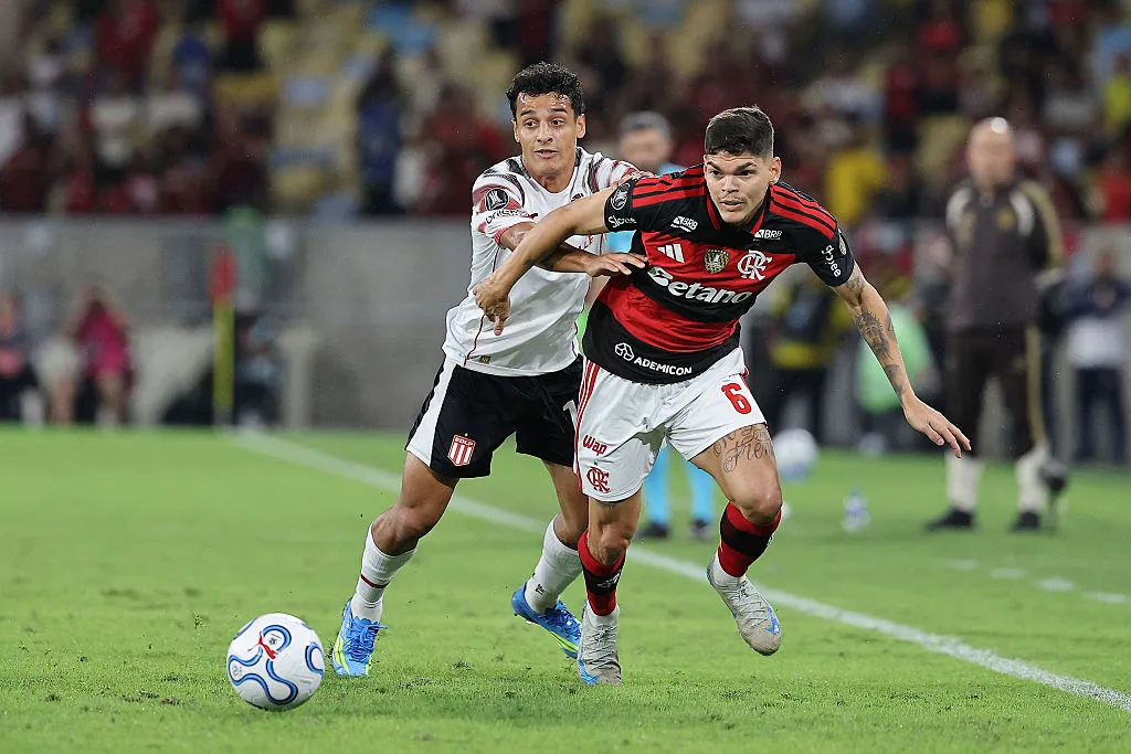 Tiago Palacios y Ayrton Lucas en el último Estudiantes – Flamengo. (Getty Images)