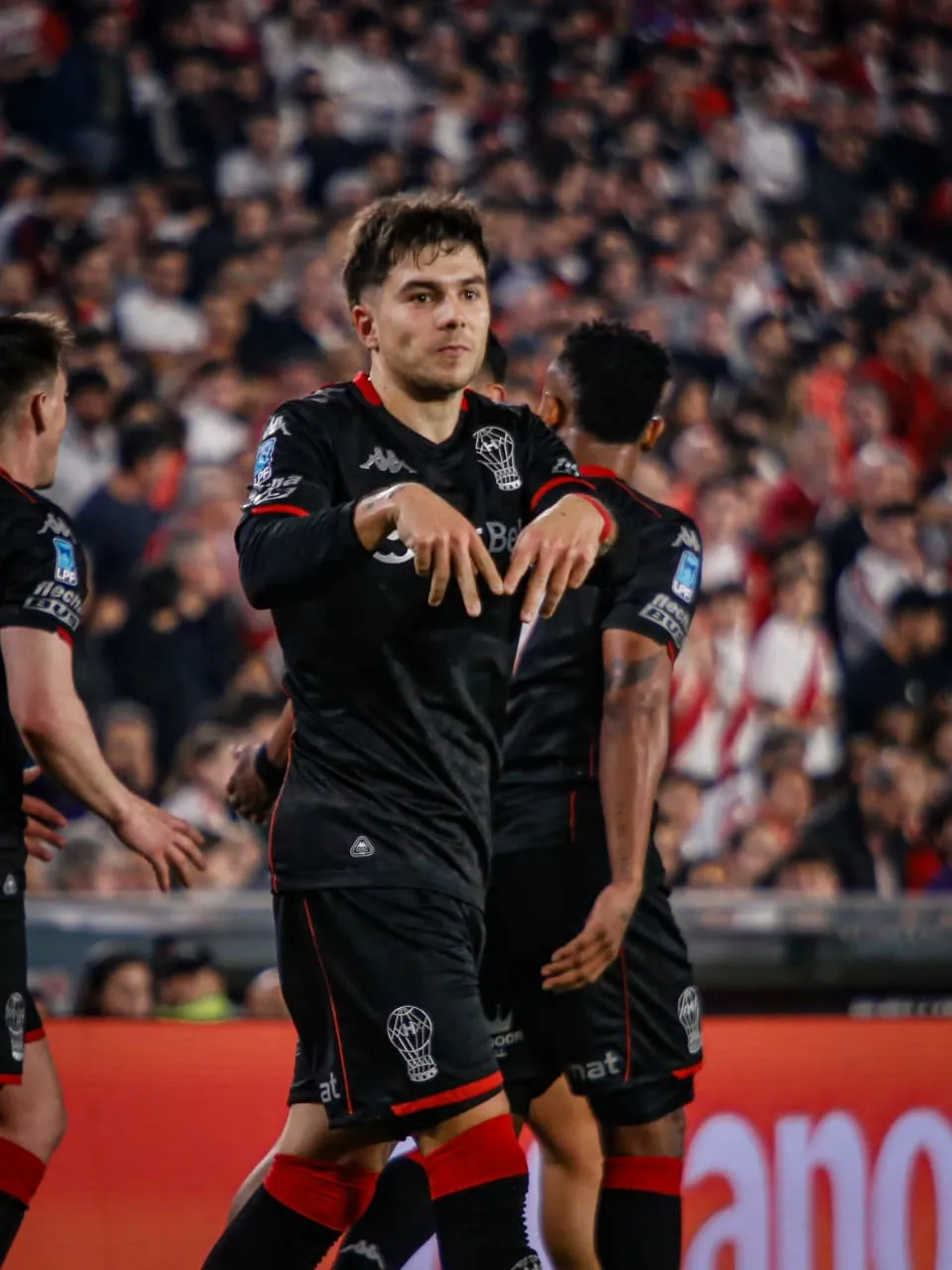Lucas Blondel y su festejo para Morena Beltrán tras su gol ante River. (@CAHuracan)