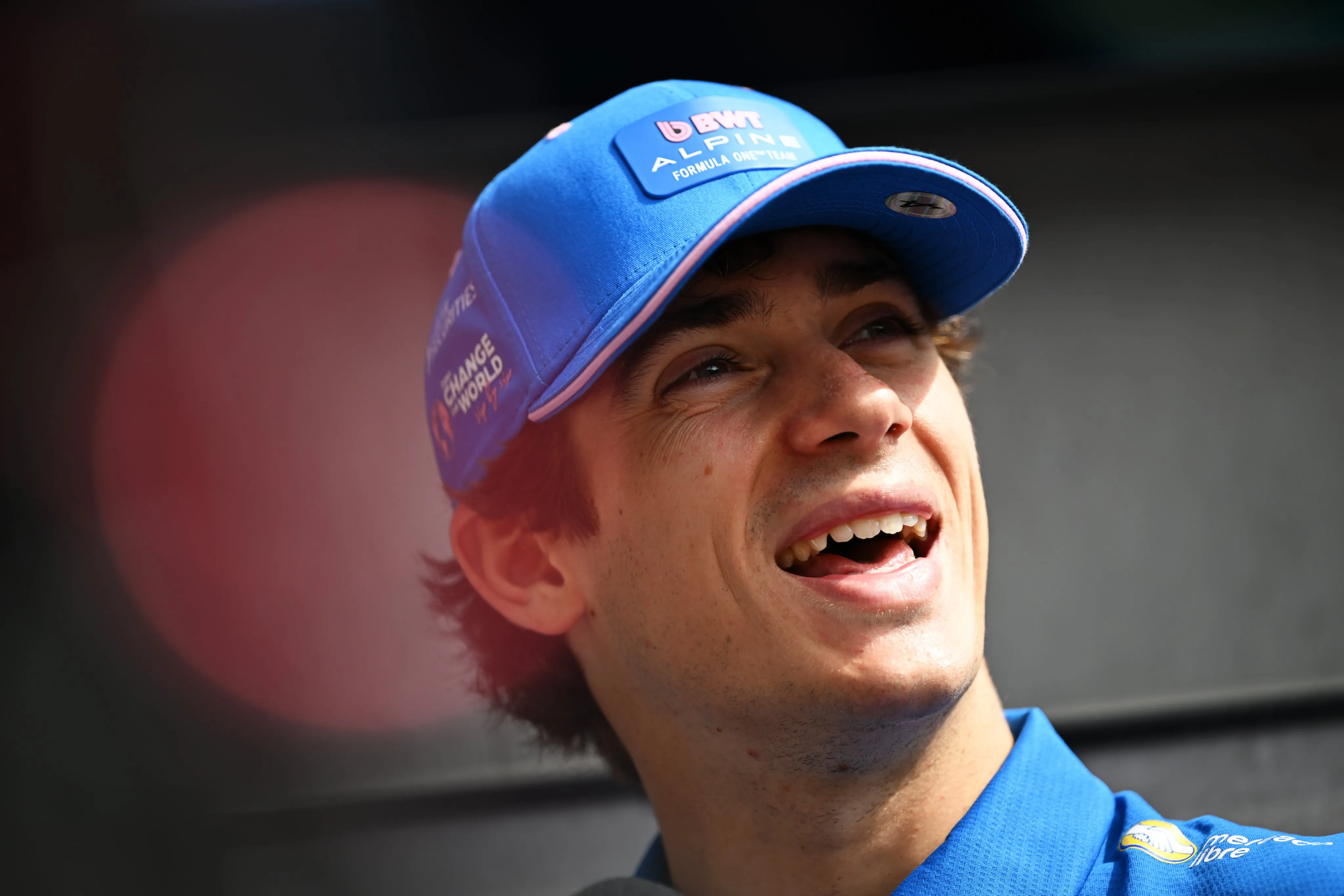 Franco Colapinto, sonriente en su llegada a Bakú (@AlpineF1Team)