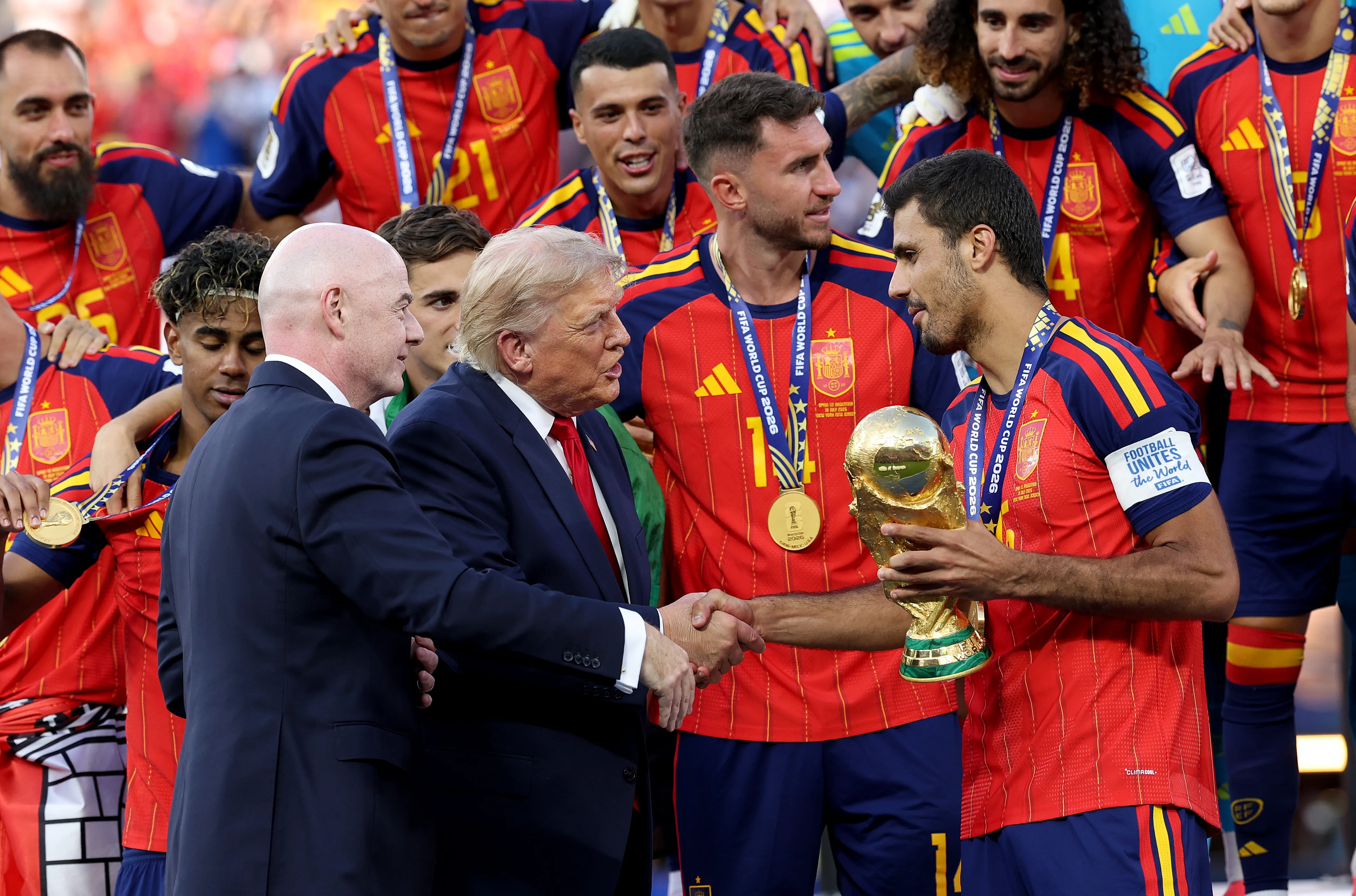Infantino y Trump le entregan la Copa a Rodri. (Foto: Getty).