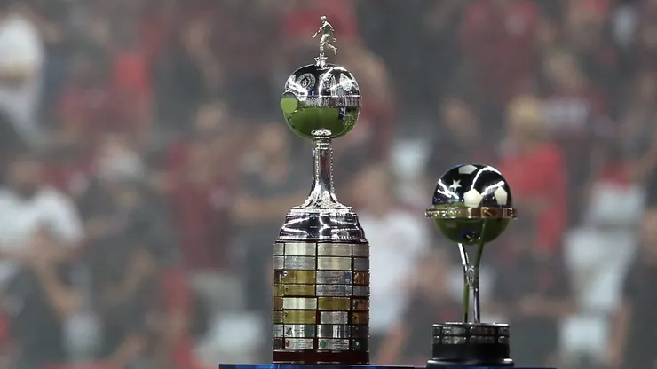 Los trofeos de la Libertadores y la Sudamericana