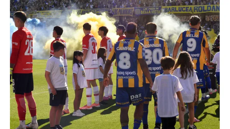 El pasillo de espaldas de Estudiantes a Rosario Central.