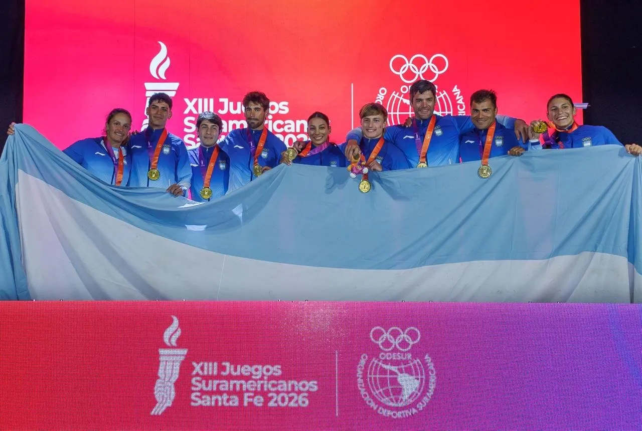 La delegación argentina con la medalla de oro en los Juegos Suramericanos 2026.