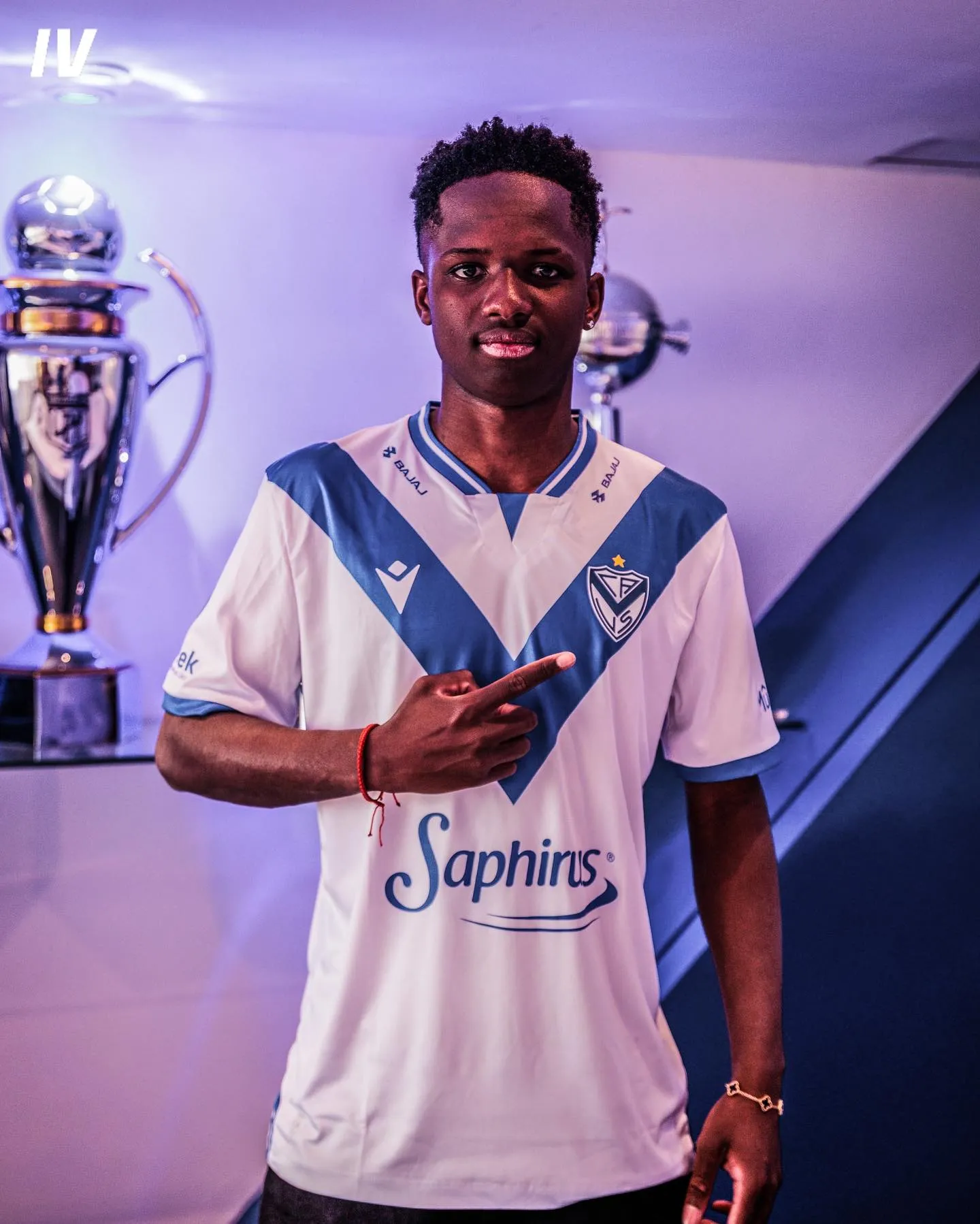 Stephen Kiki Ramos firmó su primer contrato con Vélez. (@Kikiramoss_)