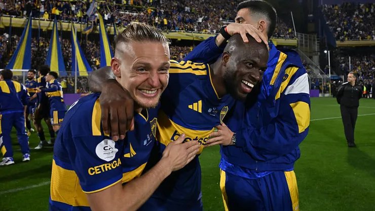 Enner Valencia y Santiago Ascacibar, tras el triunfo agónico de Boca ante Racing.