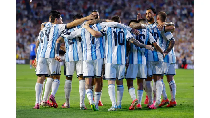 Los jugadores argentinos celebran un gol ante Islandia.