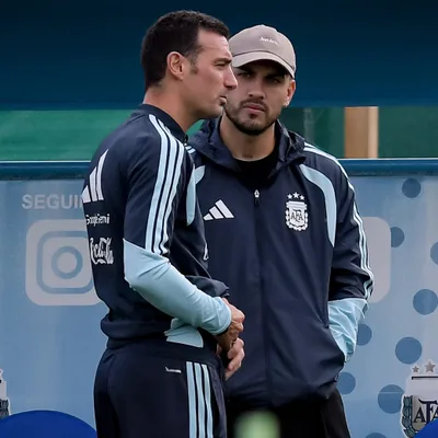 Paredes se acercó al predio de AFA y habló con Scaloni