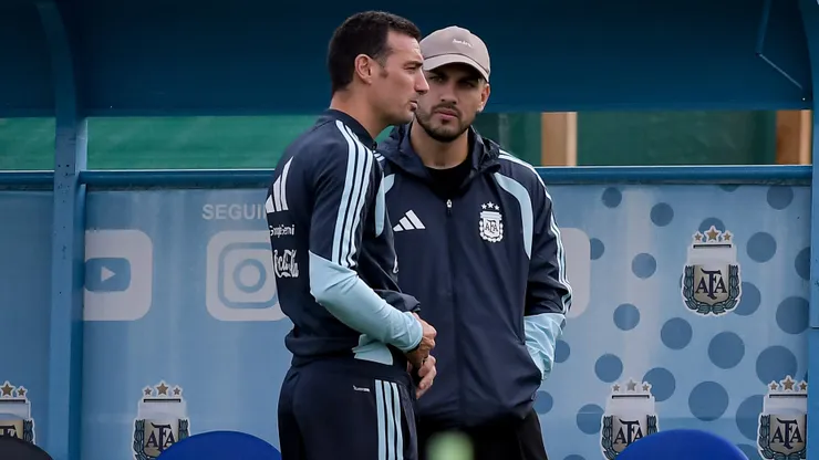 Lionel Scaloni y Leandro Paredes en el entrenamiento de la Selección.